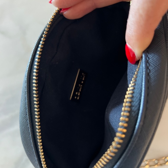 Deux Lux _ navy braided crossbody bag with gold chain + tassel. - Picture 4 of 6